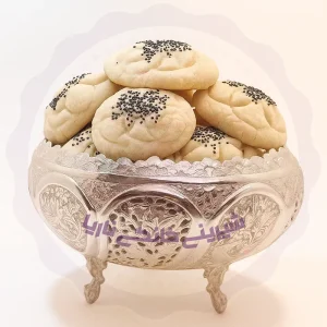 تصویر شیرینی برنجی خانگی با روغن حیوانی و تزئین کنجد