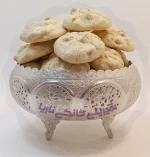 تصویر شیرینی گردویی پفکی خانگی با مغز گردوی تازه در سینی نقره‌ای